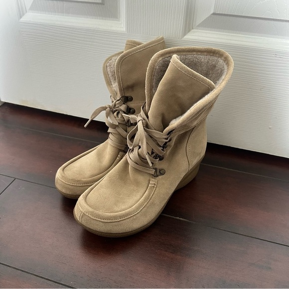 Size 7 Hush Puppies Women's Tan Suede Sherpa Lined Lace Up Wedge Heel Bootie - Picture 1 of 9